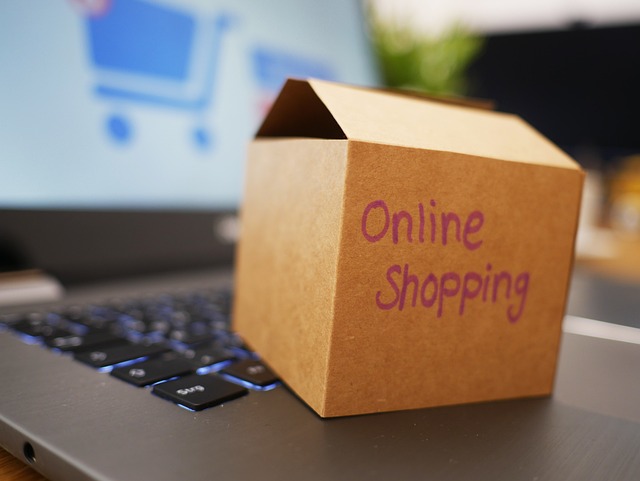 študenti sledujú online kurzy o mori, jachte a pláži