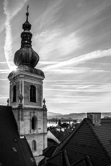 opaľovací krém, klobúk, okuliare a tienisté miesto na pláži